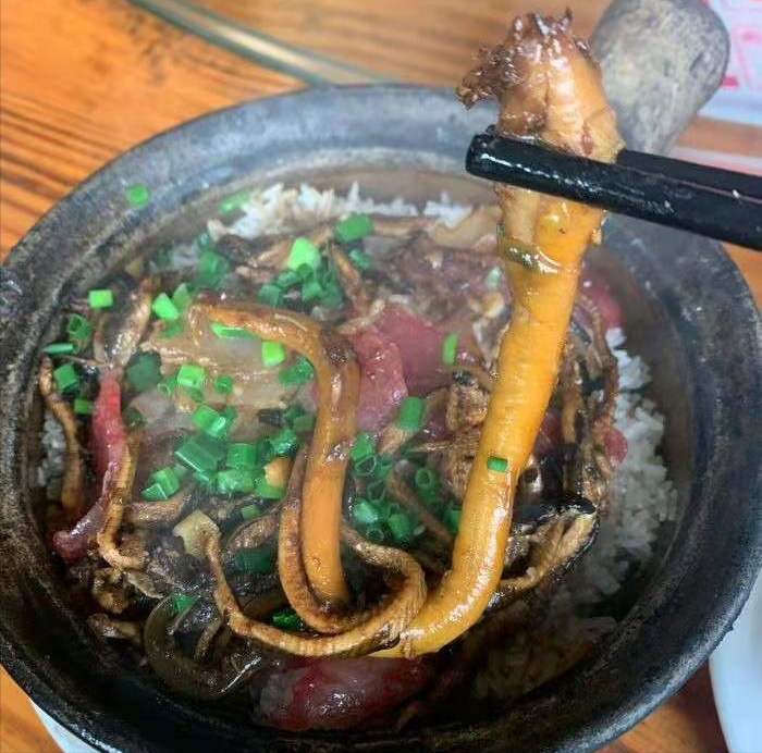 广东最"火"煲仔饭,用的是柴火,精准控温,饭焦金黄_腾讯新闻