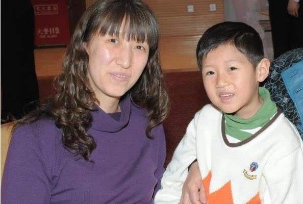 赖亚文婚后与老公不得不分居儿子喊她阿姨