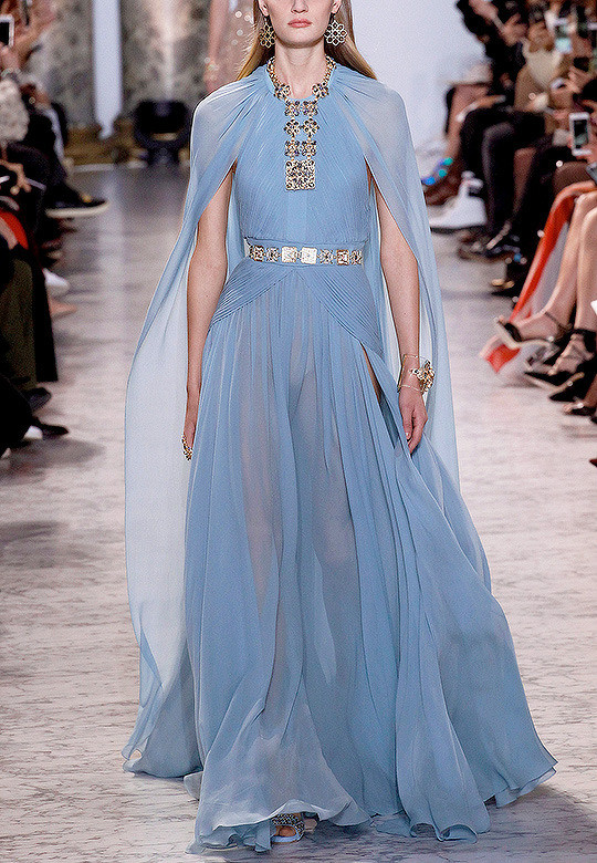 eliesaab秀场上灵动的蓝色仙女裙飘逸梦幻刺绣唯美