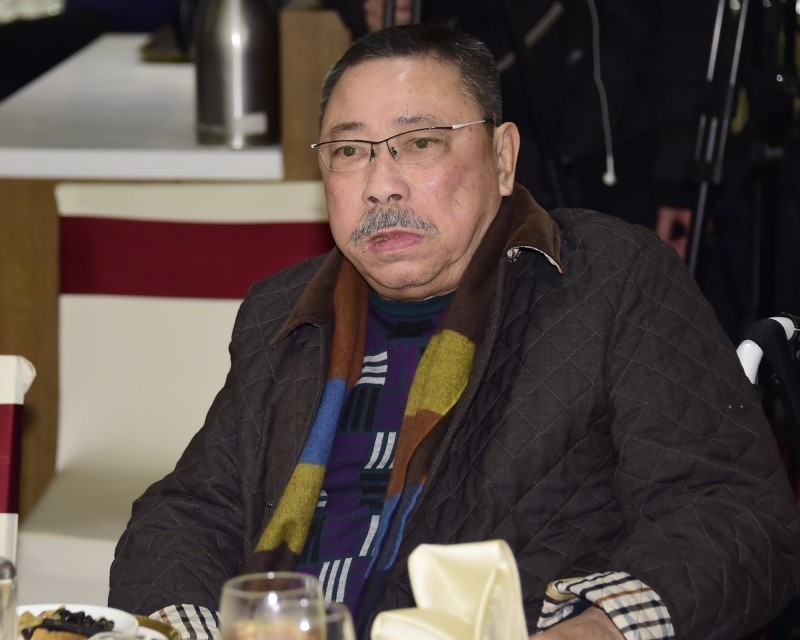 至今单身!80岁台湾影帝病痛缠身,将保姆视如己出,送首饰百万现金