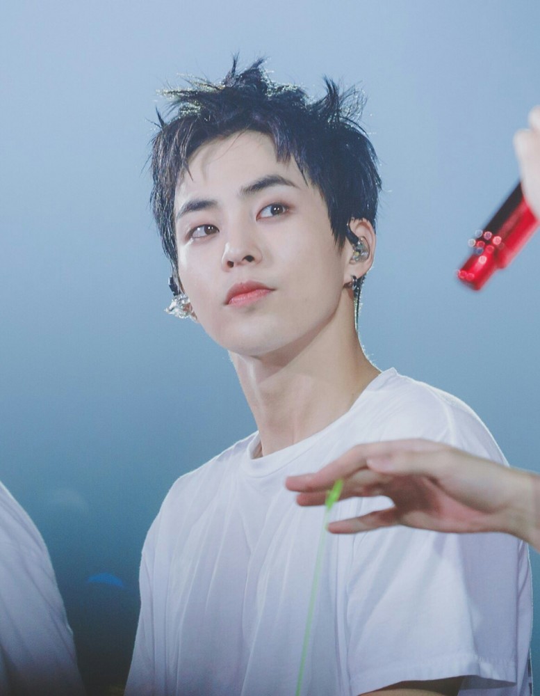 金珉锡‖"爱意随风起 风止爱难平 黄昏与落日 晚风也思你"_腾讯新闻