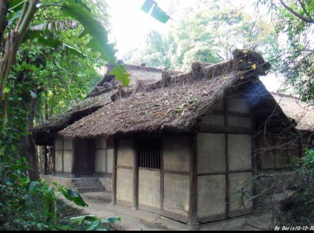 小七一个人守着奶奶留给他的一间破草房,邻居看他可怜,就给他说了一房