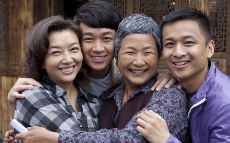 婚后十年回娘家缓解关系,亲弟翻脸掀桌,母亲却让女儿还债80万