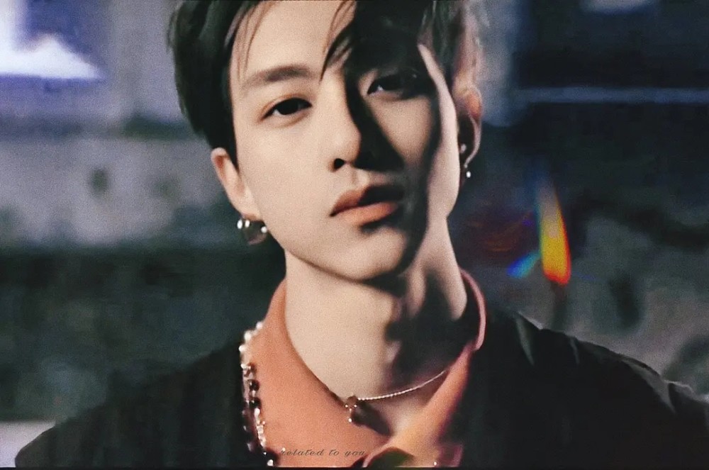 又给人一种贵公子的气质,但其实他是澳门人,在良好的家庭环境熏陶下