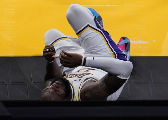 17笔交易！涉及45人！NBA格局变天，一夜诞生2大赢家，湖人遭重创