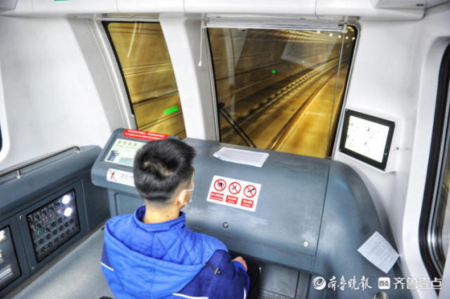 济南地铁2号线全自动驾驶驾驶舱内工作人员只负责手指口呼