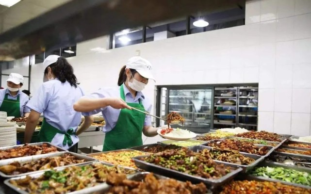 丢学生外卖不卖农民工饭菜大连大学食堂被骂上热搜