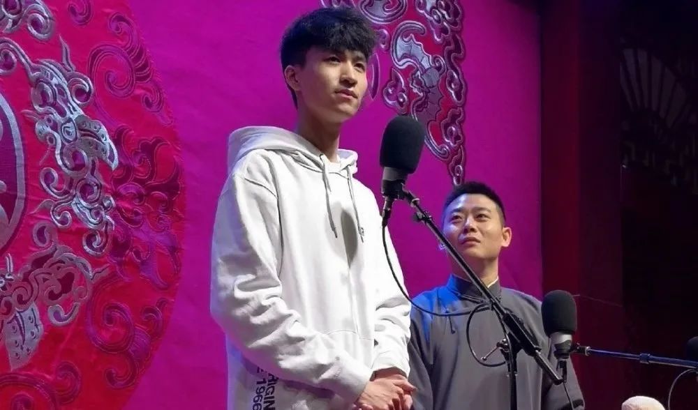 德云社高筱贝小剧场演出,拿h&m砸挂,赢得台下观众一片掌声