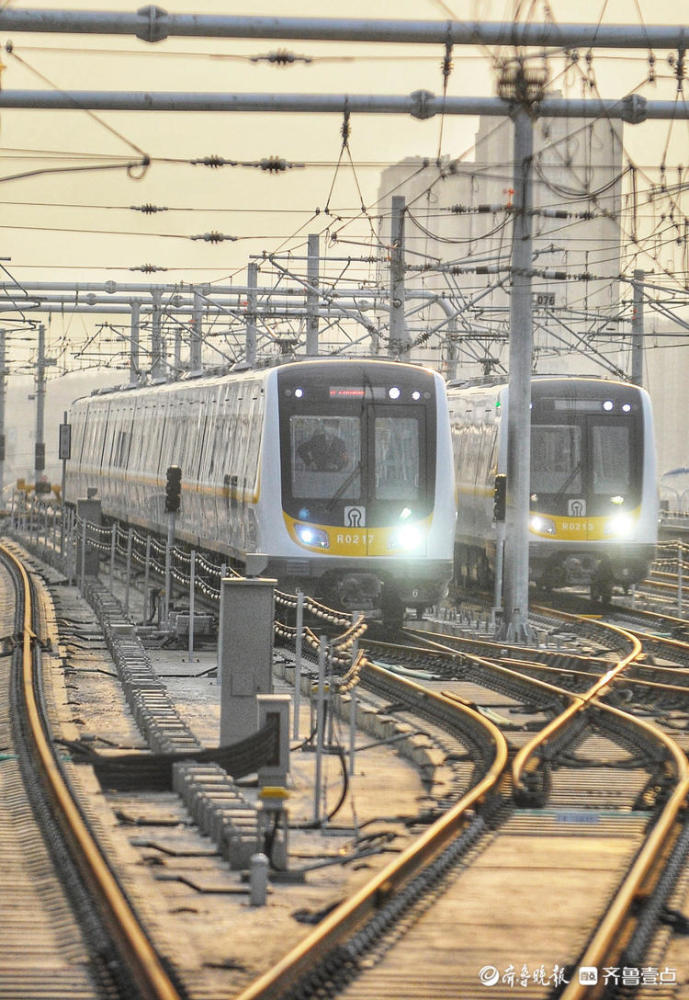 兴奋市民争拍济南地铁2号线小黄车