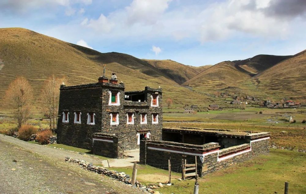 碉房是青藏高原地区常见的居住形式,是一种用石头垒砌或土筑的房屋.