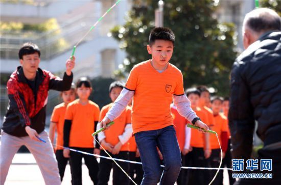 在合肥市瑤海區大通路小學新海校區,孩子們在大課間練習花樣跳繩技巧