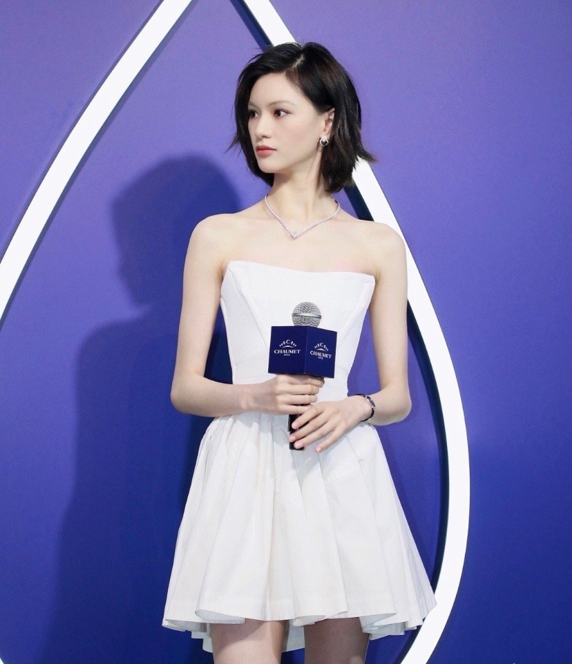 邱天红毯造型太美身材高挑四肢纤细清冷气质像真人版的nana