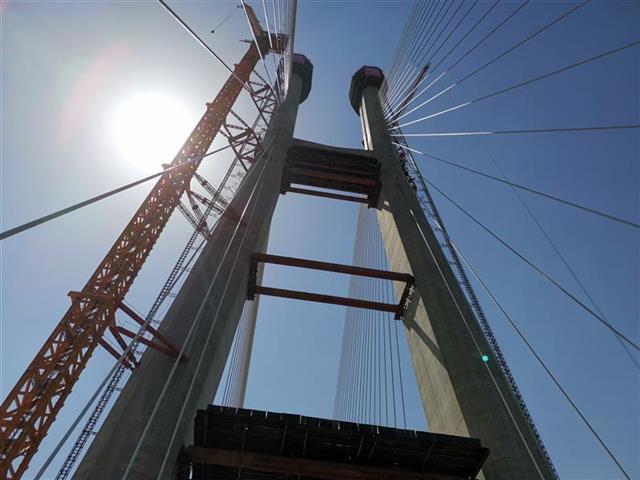 国内首座交叉索斜拉桥安九铁路鳊鱼洲长江大桥主塔成功封顶