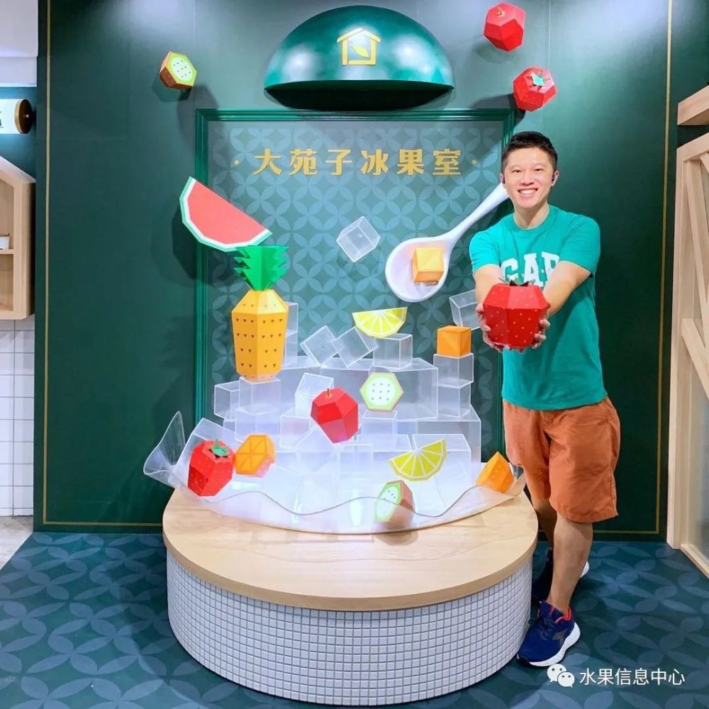 在店内四处都能见到和「水果」有关的装置呈现,这独特的「鲜果美学」