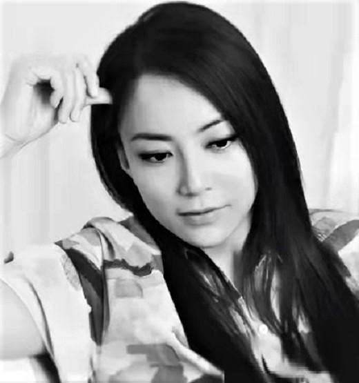中学毕业后,16岁的霍汶希,就开始接广告赚钱交给妈妈贴补家用.