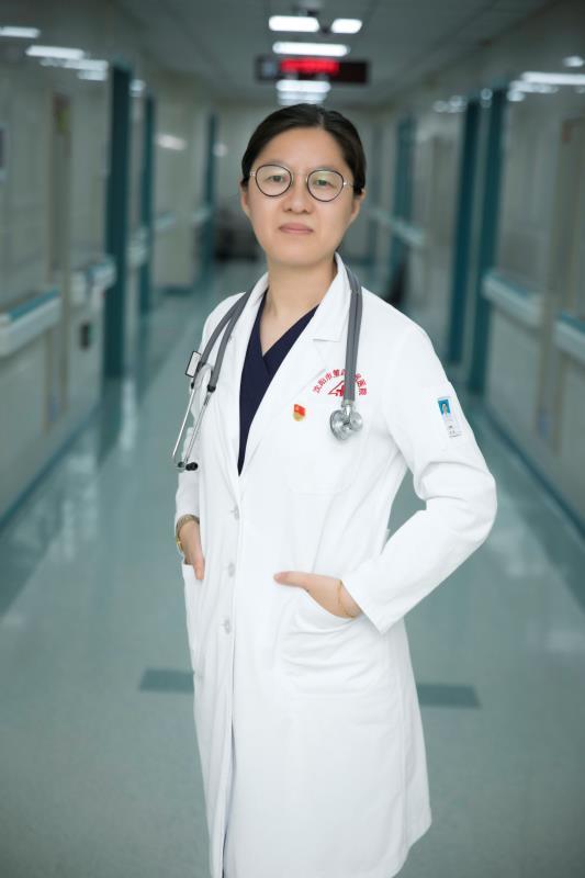 外地来京女医生火车站跪地抢救男子20分钟获颁正能量奖