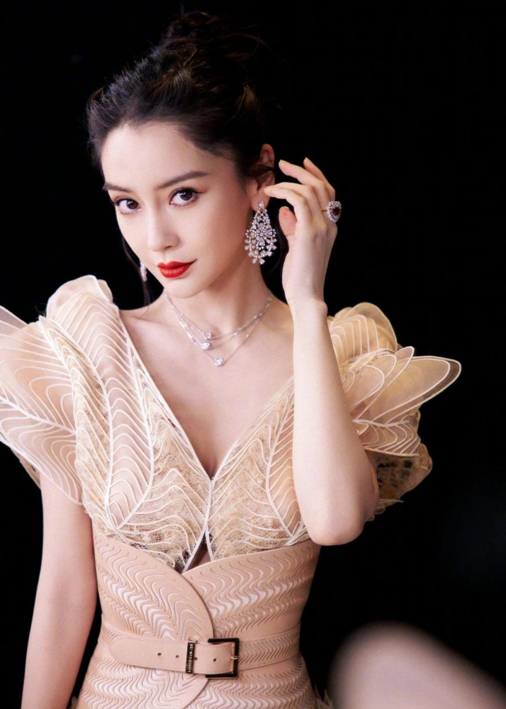 Angelababy红毯名场面,Angelababy红毯 angelababy花瓣鱼尾裙造型惊艳,红毯化身小美人鱼,网友:360度美丽