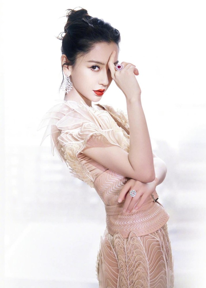 angelababy花瓣鱼尾裙造型惊艳,红毯化身小美人鱼,网友:360度美丽