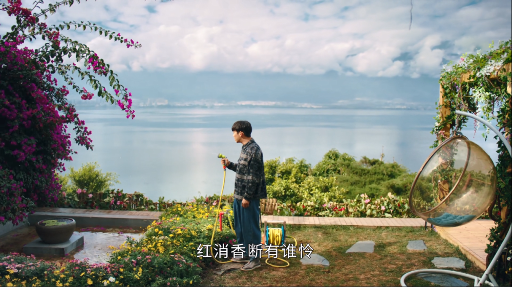 《司藤》秦放的家到底有多豪?2层别墅四面环湖,庭院大如公园_腾讯新闻