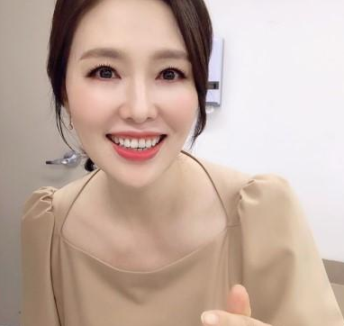 夏希罗女儿小时候照片公开可爱活泼似混血宝宝与崔秀钟相爱28年