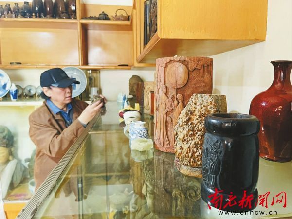 林解在把玩他的宝贝