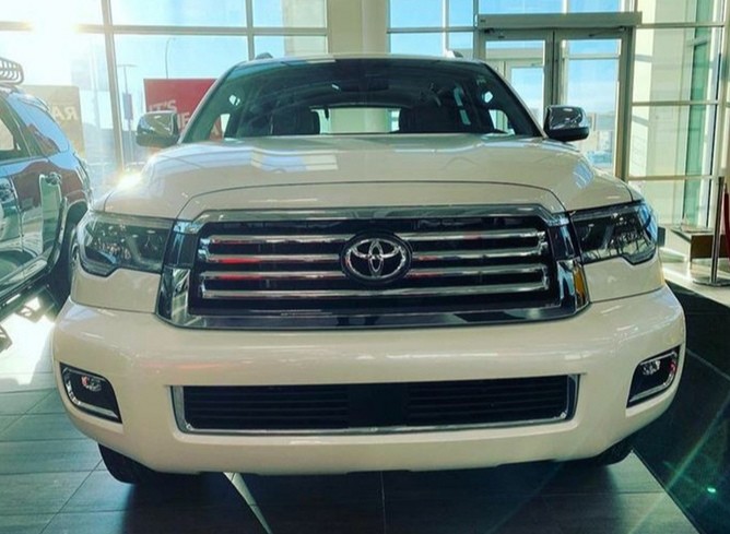 丰田陆巡的"亲兄弟":8缸引擎 空气悬挂,新款丰田红杉真霸气!