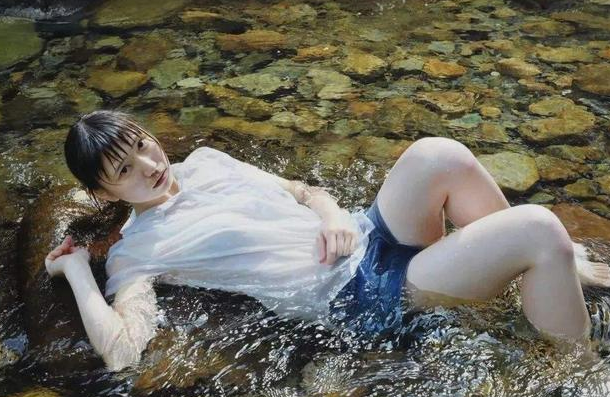 日本冷军画落水女子图放大10倍看细节脸上水珠都清晰可见