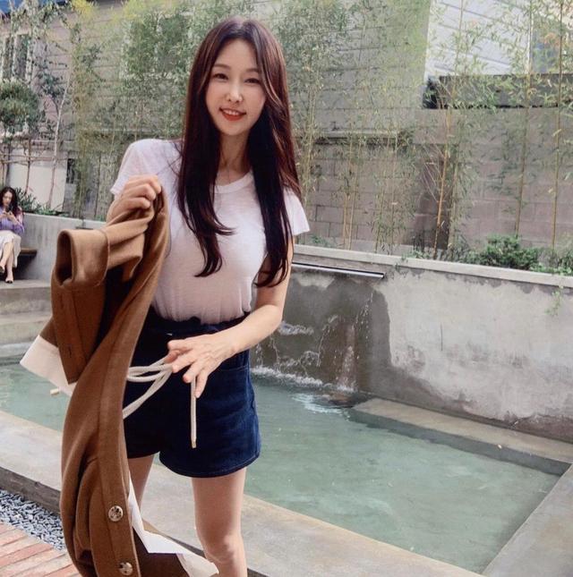 的年纪却可能惊掉你下巴,她就是韩国最美妈妈,不老女神,51岁的李秀珍!