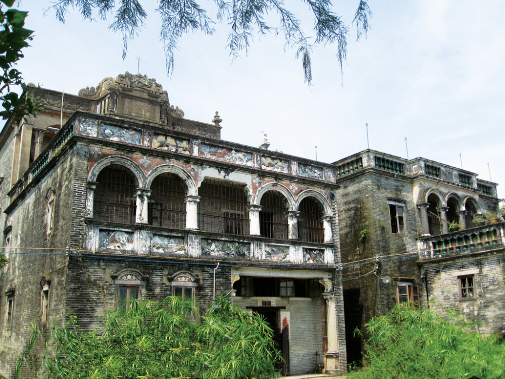 耗尽一生积蓄只为在家乡炫耀?广东华侨村,矗立着13栋荒废别墅