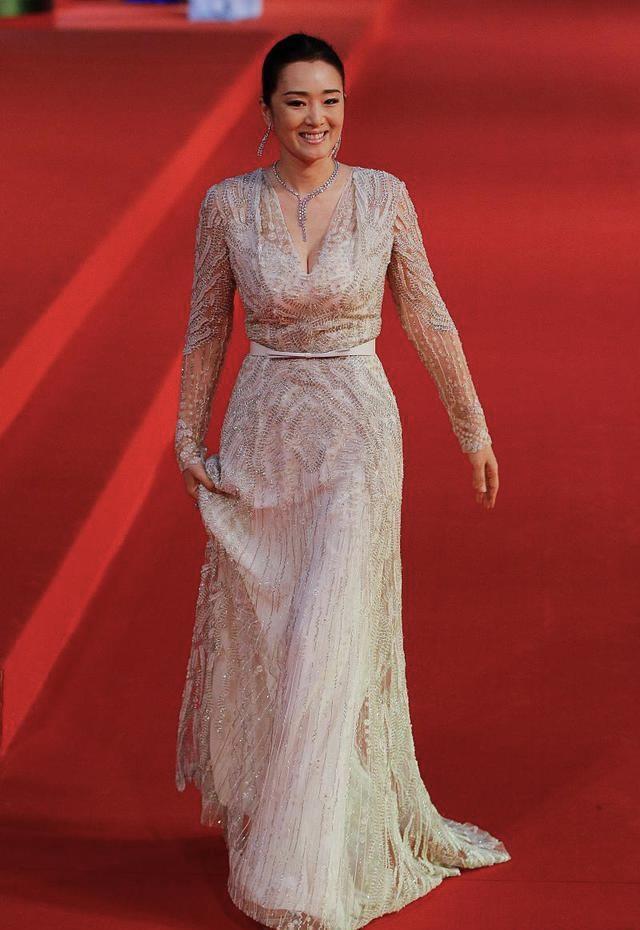 巩俐真是丰腴女神的代表穿金色连衣裙高调亮相靠气场就赢了