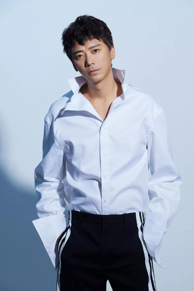 信乐团阿信太疯狂!头靠美女胸前一脸陶醉,前呼后拥2个女孩作陪