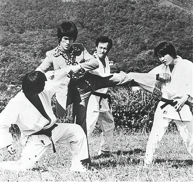 在他13岁的时候,被父母送进了香港春秋戏剧院,拜师京剧大师粉菊花.