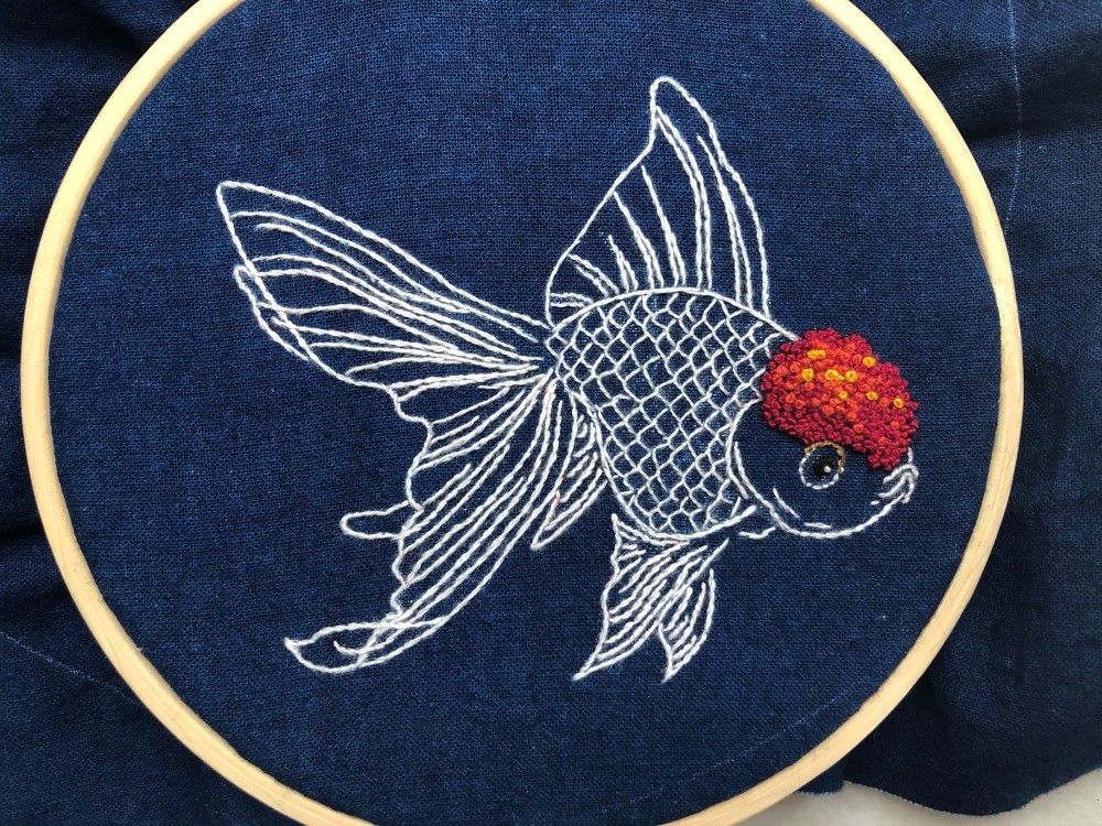 经典国风手工刺绣红帽金鱼线图稿,拓图及完成效果
