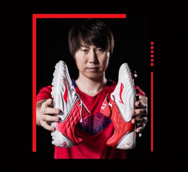 热搜:肖战签约李宁!国足主帅李铁,曾穿李宁