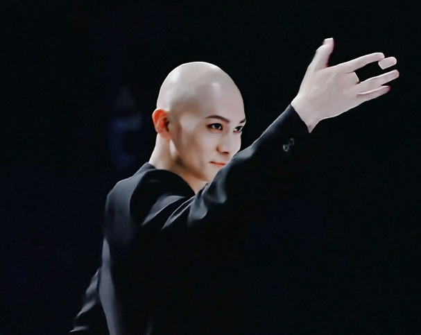 有种"整容"叫梁森有头发,从光头到脏辫,仿佛像变了个人_腾讯新闻