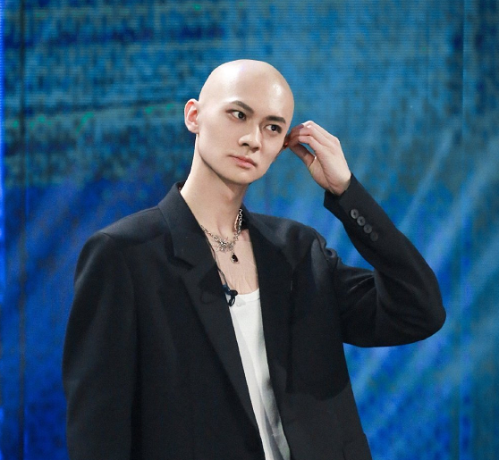 有种"整容"叫梁森有头发,从光头到脏辫,仿佛像变了个人_腾讯新闻