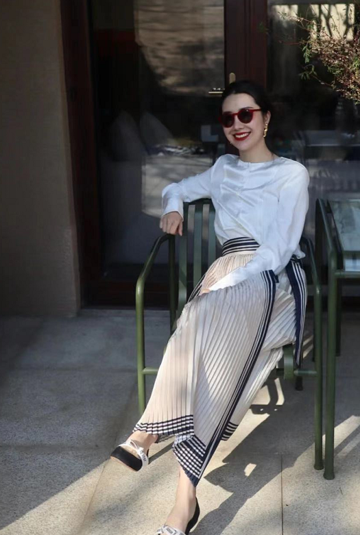 董花花大手笔为自己庆生,一根火腿价值上万,首曝真