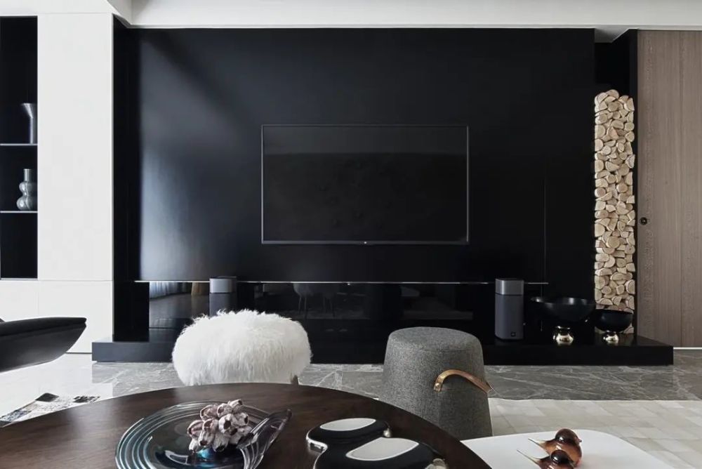 现代风的客厅,在沙发墙加入岩板为背景,而电视墙则是深色的设计