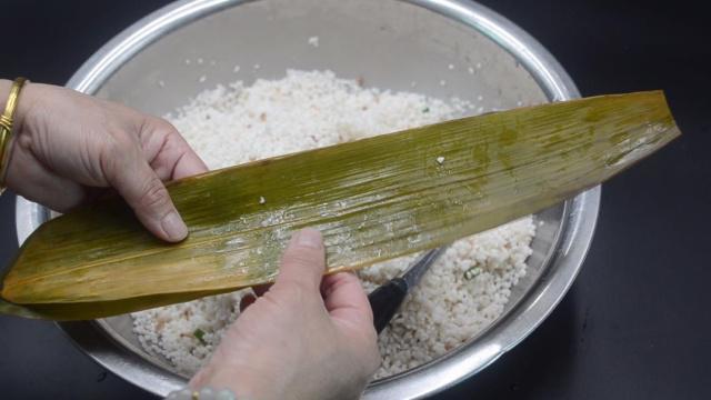 不會包粽子?小夥慢動作講解,一卷一捏一蓋,手法簡單,一看就會