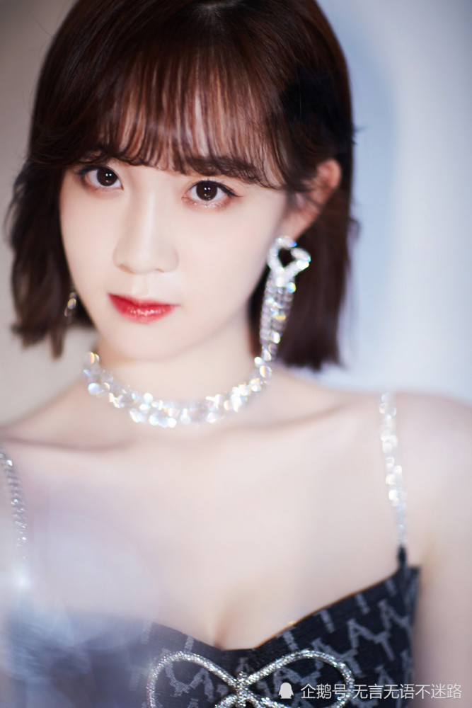 李子璇星光蝴蝶结点缀波纹几何图形短裙俏皮灵动中尽显摩登范