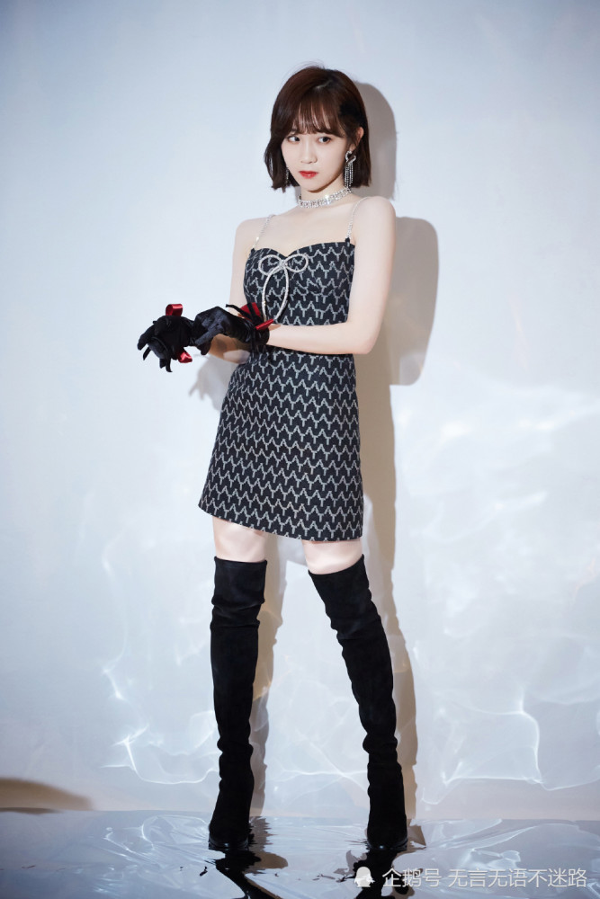 李子璇星光蝴蝶结点缀波纹几何图形短裙俏皮灵动中尽显摩登范