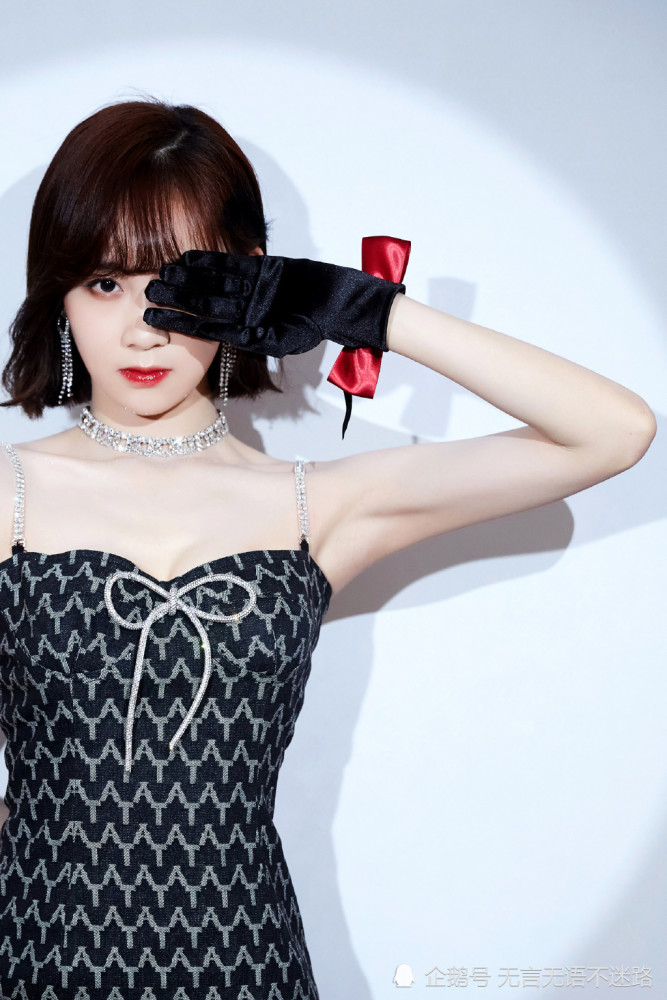 李子璇星光蝴蝶结点缀波纹几何图形短裙俏皮灵动中尽显摩登范