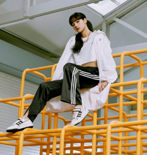 Adidas又恶心人了 国内明星解约后 代言人换成韩国女团 腾讯新闻