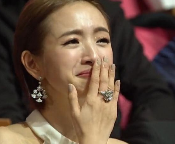 23岁立遗嘱,丈夫带嫩模回家,林依晨为何只能妥协没有退路?