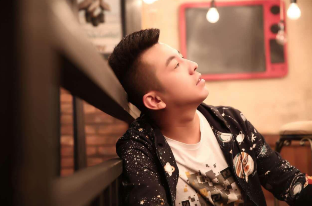 网红舞帝利哥自我剖析直播解释人气低的原因并调侃平台官方