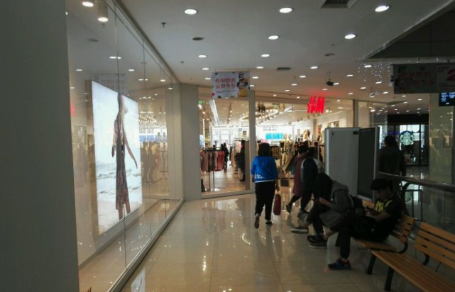 记者探访hm店店门口3个逛街女孩反应不一样