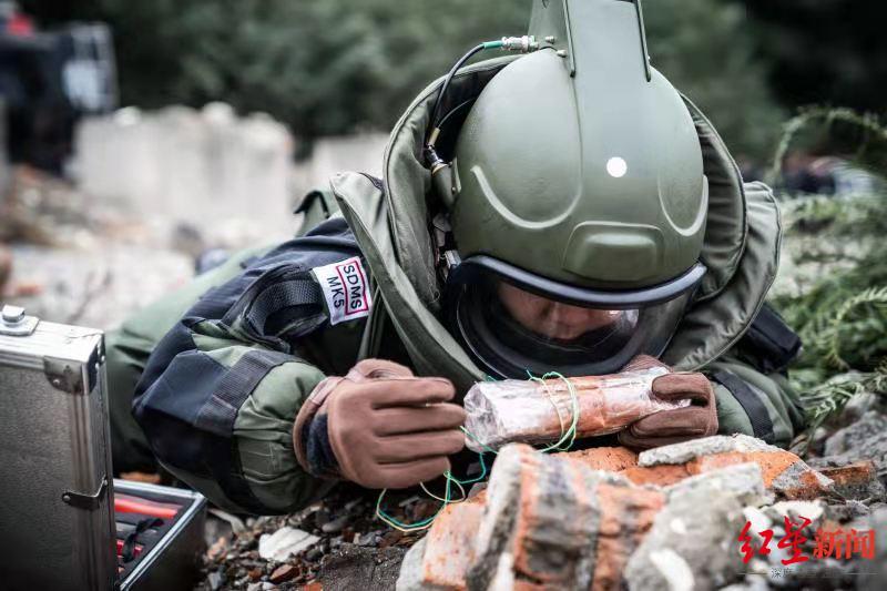 现实版"拆弹专家":曾穿50斤重防爆服拆除爆炸物 11年成功拆弹23次