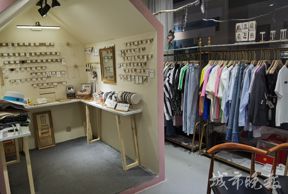 长春市出现一家共享衣橱店:办理会员后可不限次数租衣服