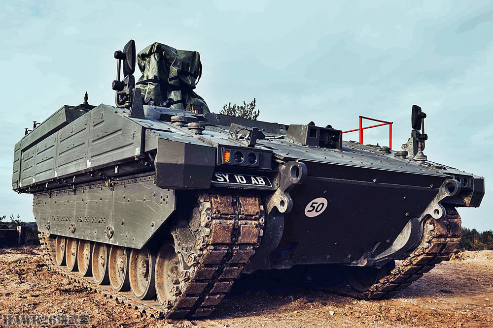 英国展示最新重型装备阿贾克斯步兵战车拳师犬并排亮相