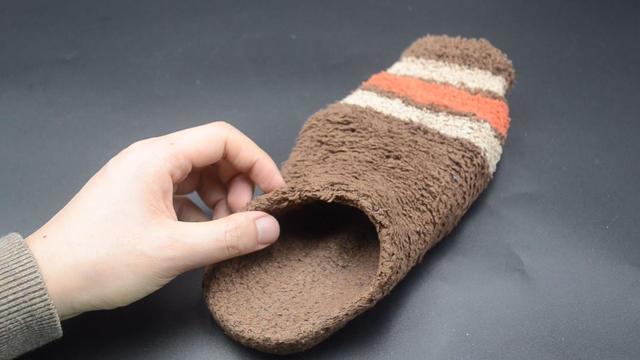 袜子有破洞别急着扔,把袜子套在拖鞋上,用途真厉害,长见识了